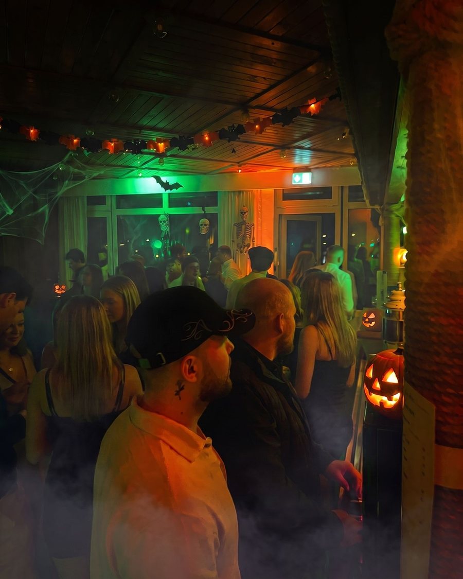 Symbolbild: Halloween-Party im Marienbad mit Kürbissen, Skeletten und Nebel (KI-bearbeitet)