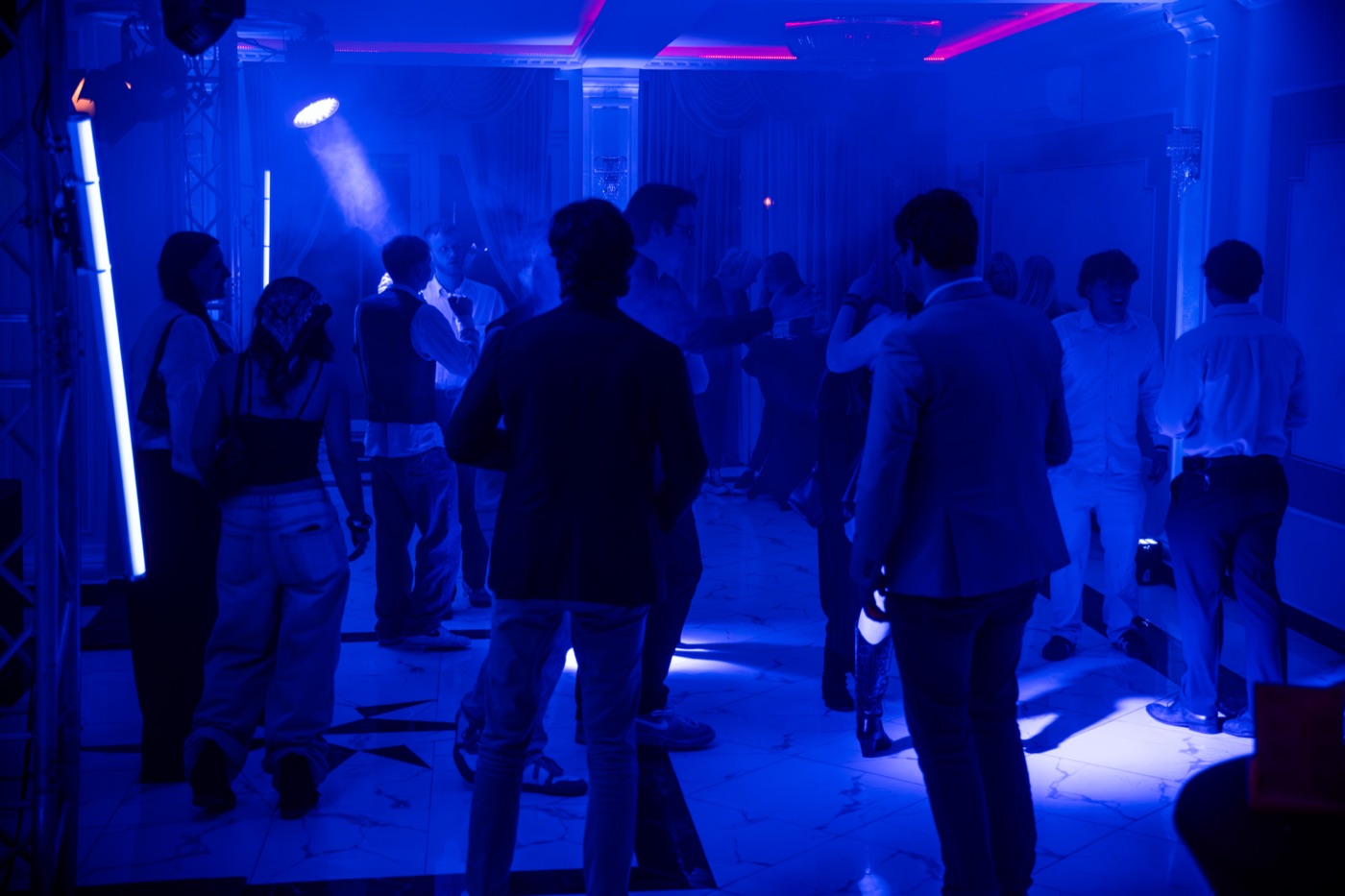 Tanzende Menschen in blauem Licht bei Midnight Society