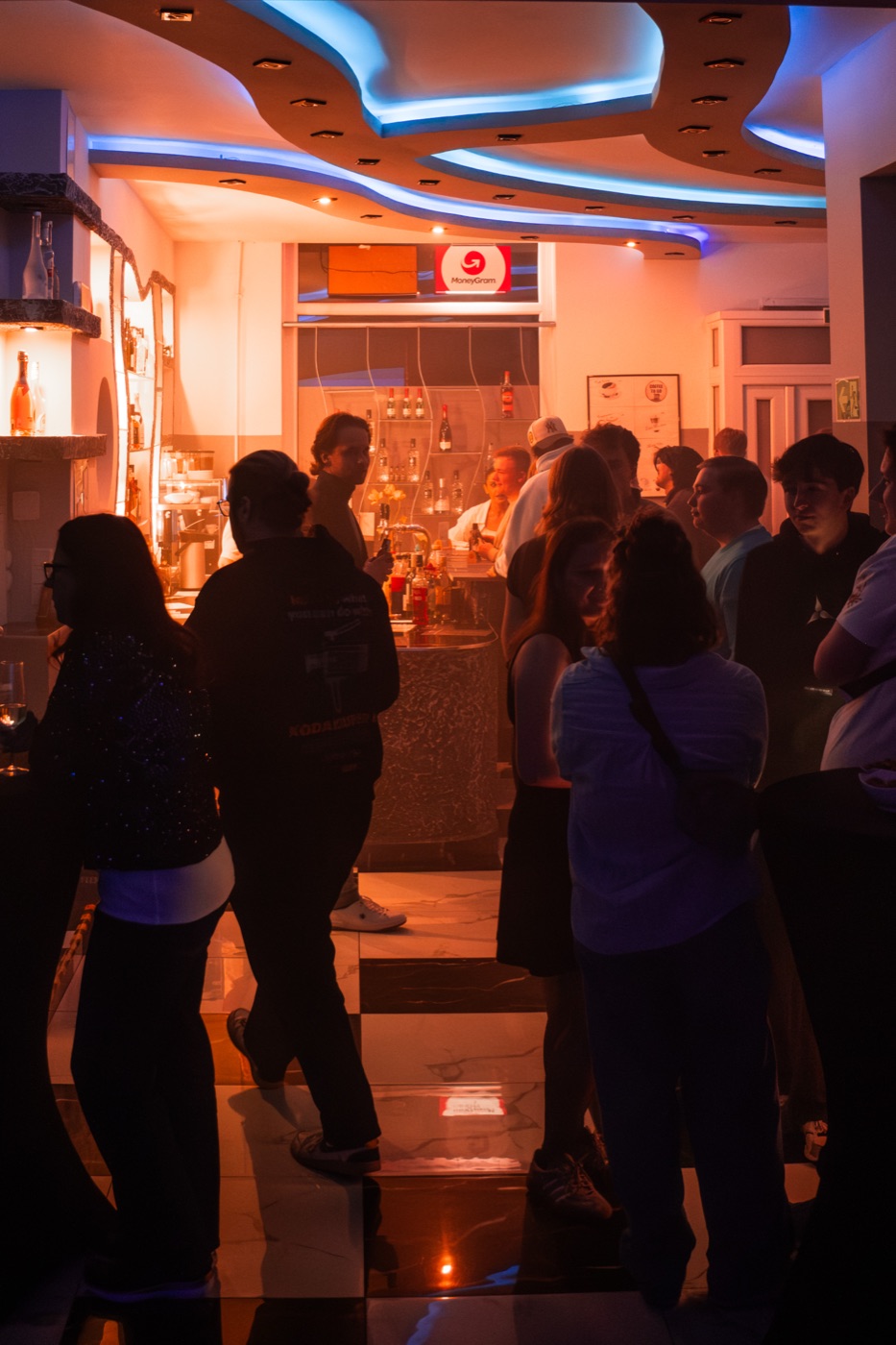 Bar-Atmosphäre in warmem Licht