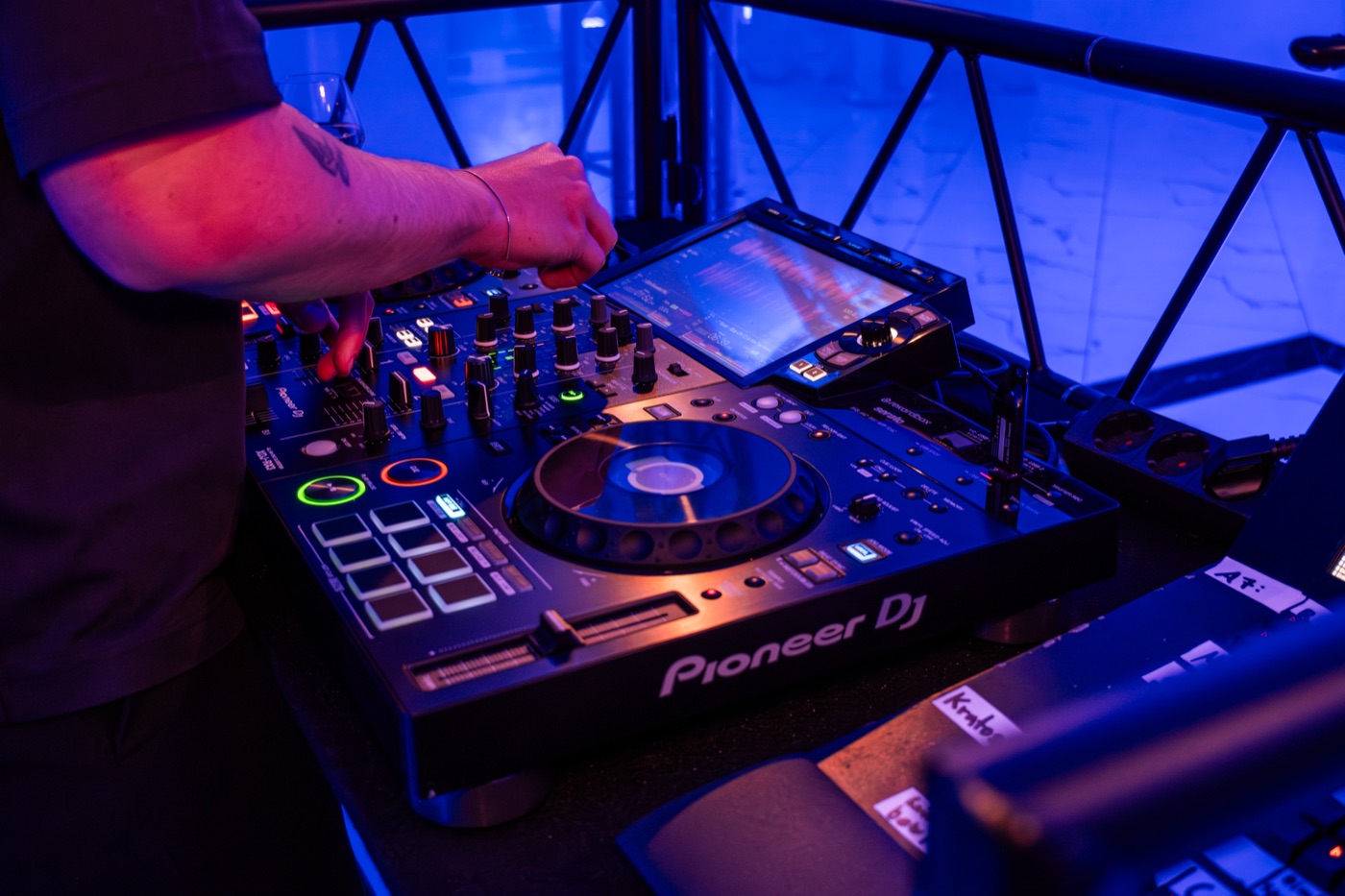DJ an den Pioneer Decks