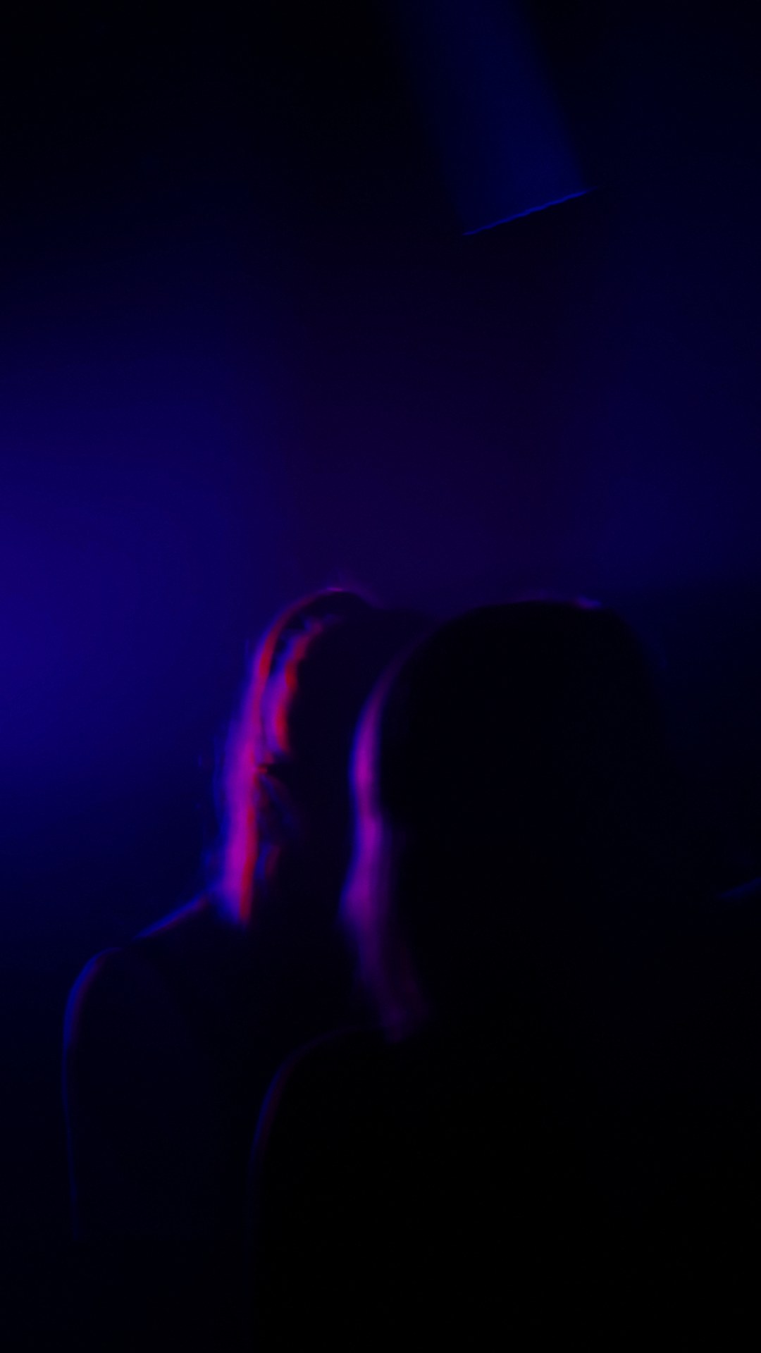 Zwei Silhouetten im pink-blauen Gegenlicht